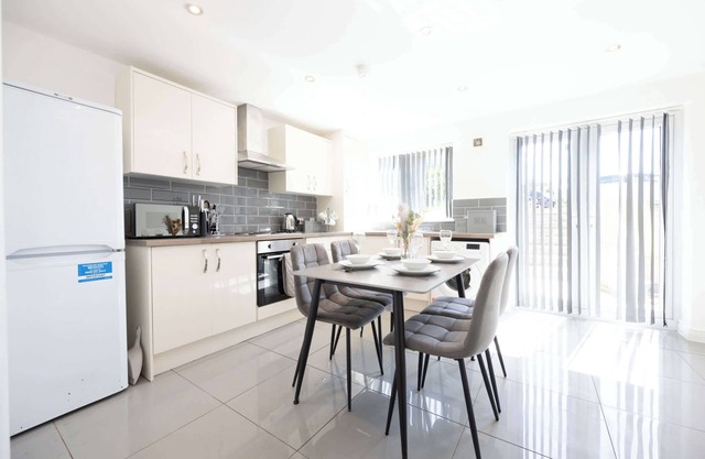 Spacious 3 Bedroom Home with Garden & Parking