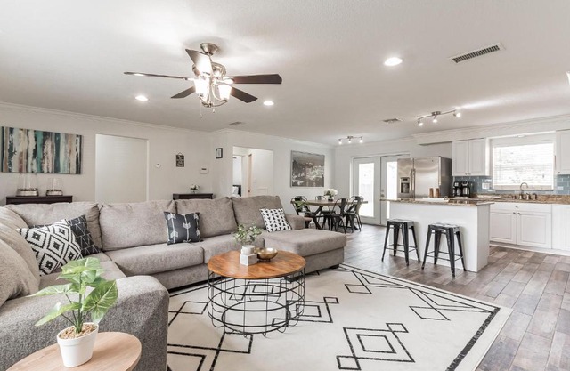 Spacious 3 Bedroom House 15 mins from Clearwater Beach!