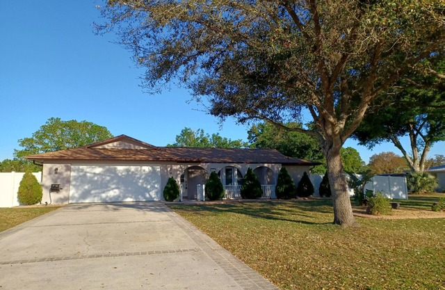 Spacious 3-bedroom house with HOT TUB and MOVIE THEATRE 8 minutes from RACEWAY