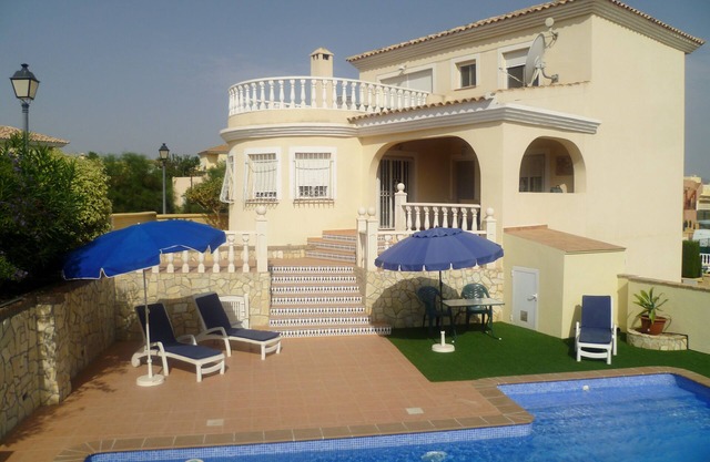 Amplia villa de 3 dormitorios, moderna, familiar y piscina cerca de todas las comodidades.