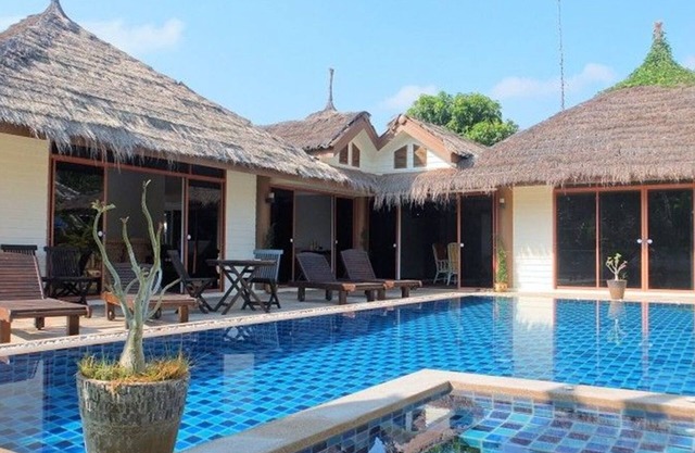 Amplia villa de 3 dormitorios con piscina