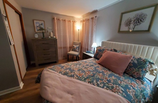 Spacious 3-bedroom ranch house in charming Fredonia with AC. Near SUNY Fredonia.