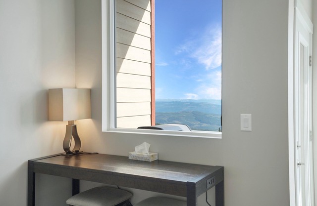 Spacious 3-Bedroom Townhome w/ Hot Tub, Ski-In/Ski-Out & Stunning Views