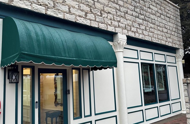 Spacious 3-bedroom upscale stay steps to the Historic Granbury Square. Fab!