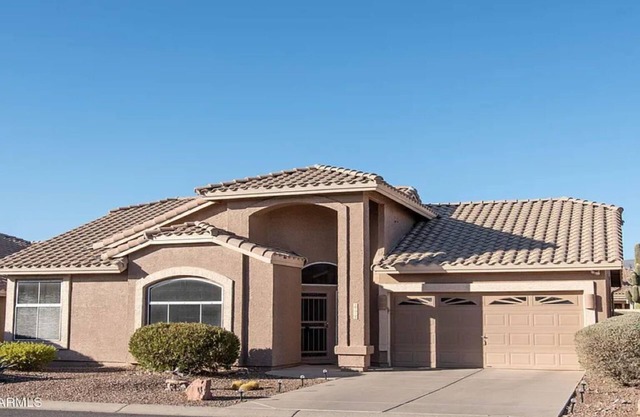 Spacious 3-bedroom house in enchanting Gold Canyon with AC, WiFi. 55+ community