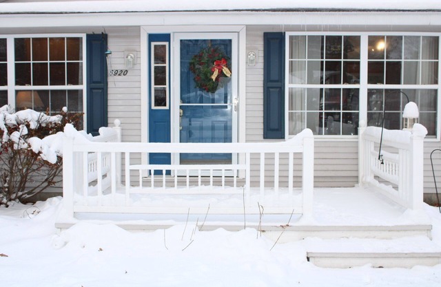 Spacious 3 bedroom home w/fireplace, super close to Burt Lake!