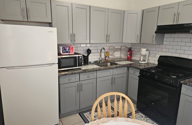 Spacious 3-bedroom apartment in nice Jersey City with AC, WiFi ,15 mins to NYC