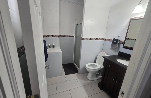 Spacious 3-bedroom apartment in charming Philadelphia with AC, WiFi