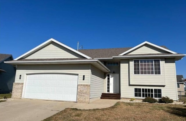 Spacious 3 bedroom home near the Barefoot Bar