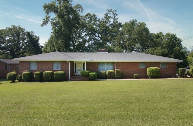Spacious 3 bedroom home with patio - near FAMU and FSU.
