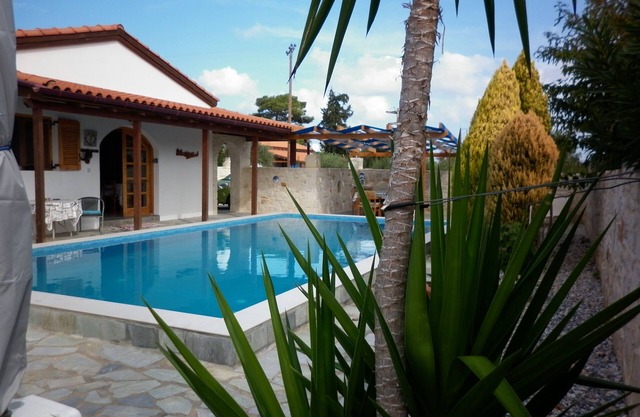 Amplia Villa de 3 dormitorios con piscina privada, patio y azotea.