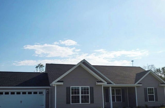 Spacious 3 BR home w/screened in porch -- Close to North Mrytle!