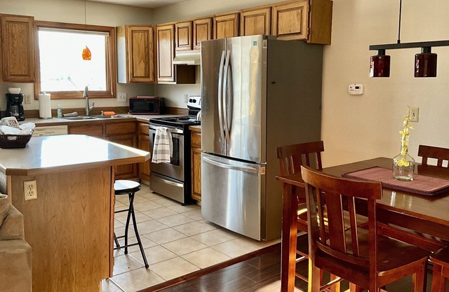 Spacious 3 BR near Downtown *5 mins from Airport*