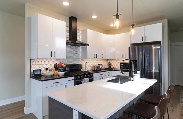 Spacious, 3 story townhome with Mountain Views!