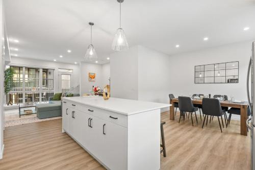 Spacious 3 Story Townhome, 2 Car Garage, Sleeps 8, AC, King Bed, 10km from Calgary Downtown, Near Banff