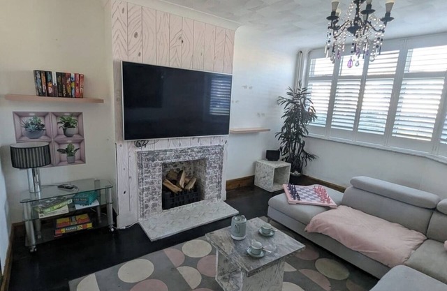 Spacious 3B Home with Garden in Central Ipswich
