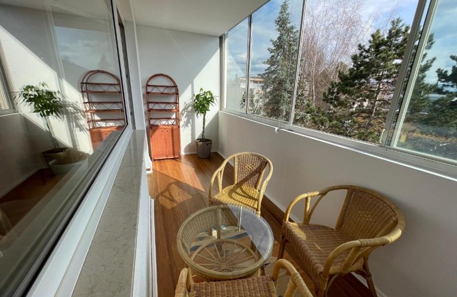 Spacious 3bd top floor flat close to lake (103m²)