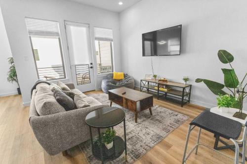 Spacious 3BD with Pool I Near Hotspots I Sleeps 12