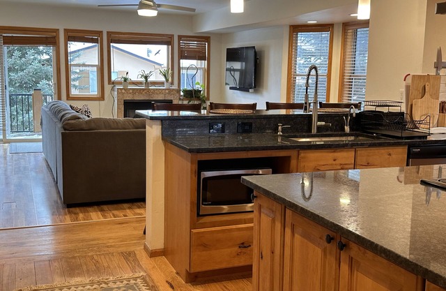 Spacious 3Bed 2.5Bath and within 15min to world class skiing.