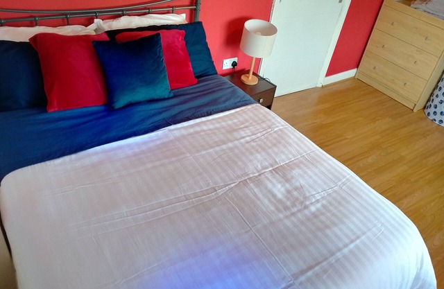 Spacious 3Bed House in Walsall with parking onsite