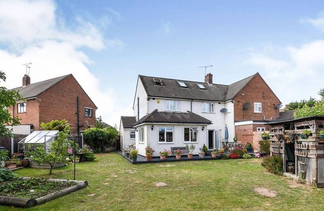 Spacious 3bed Property With Parking & Large Garden