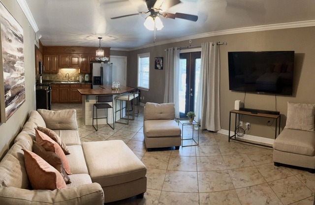 Spacious 3Bedroom Home Perfect for Families & Remote Work w/ views of Cross Lake