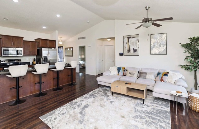 Spacious 3BR/2BA Getaway in Des Moines