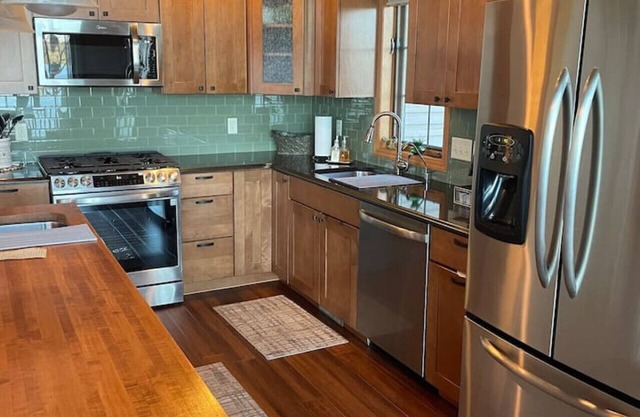Spacious 3BR Lakefront Home w Guest Garage-Dominium!