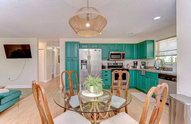 Palm Apt spacious 3/2 10 mins to SRQ & beaches