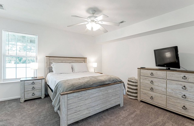 3 bed 3.5 bath Modern & Centrally Located