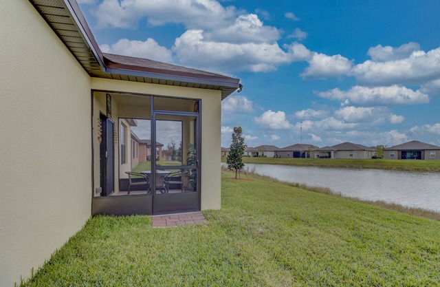 Spacious 3BR residential near the beach (10 mins)