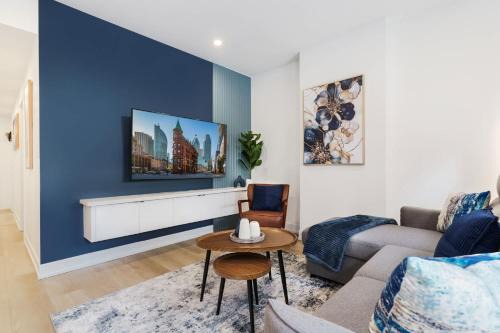 Spacious 3BR Suite for 10 w Patio Heart of Toronto