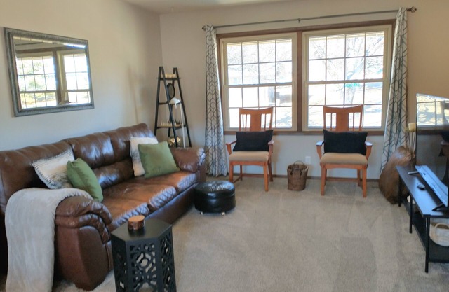 Spacious 3BR Top Floor Home Minutes from Interstate, Downtown, and UNL
