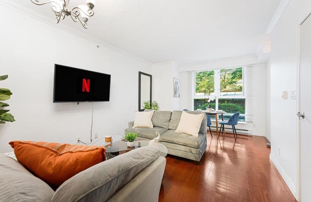 Spacious 3BR Townhouse with Modern Design in Downtown Vancouver