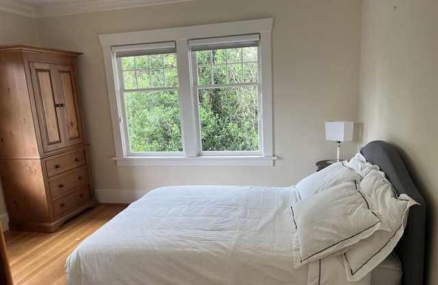 Spacious 4.5 Bedrooms Vacation House in Central Vancouver