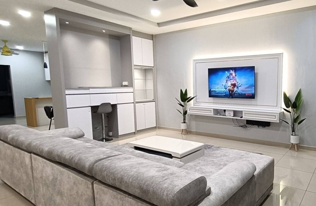 Spacious 4-bedroom house in cool Kluang, Johor with AC, WiFi, NETFLIX, autogate