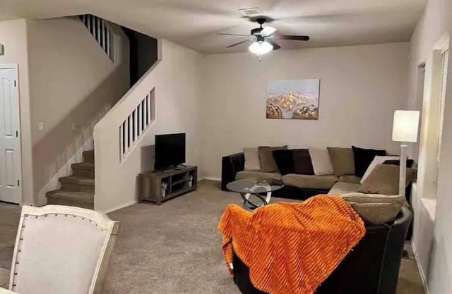 Spacious 4 BD 3.5 BTH home near I-10 and Loop 375