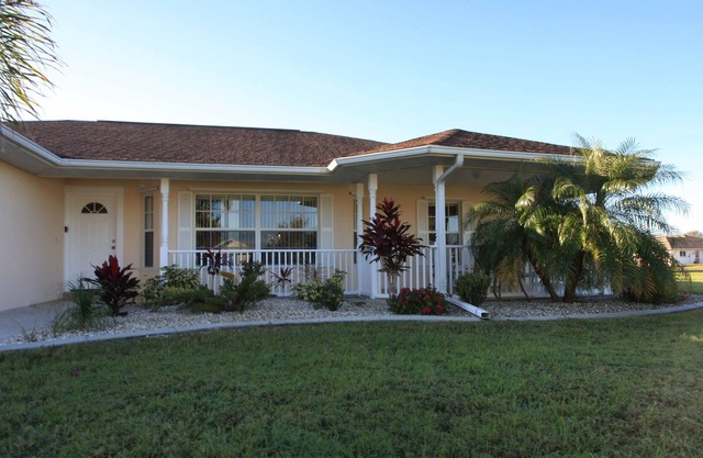 Amplia casa de 4 recámaras -3 baños con piscina climatizada y spa en Deep Creek, Punta Gorda