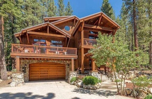 Spacious 4 bdrm + loft, Hot Tub, Game Room, Separate ADU, Ski Boreal, Sugar Bowl