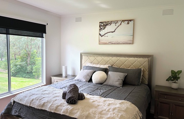 Spacious 4 Bedroom Hilltop Home with Treetop Views near Yarra Valley