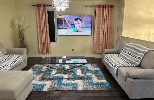 Spacious 4 Bed, 2.5 Bath, 2 Living Room house with office space