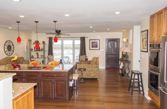 Spacious 4-Bed 4-Bath Lakeside Retreat at Ballards by The Lake
