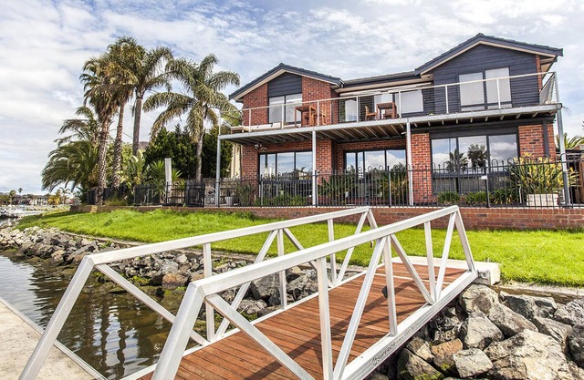 Spacious 4-Bed House with a Private Jetty
