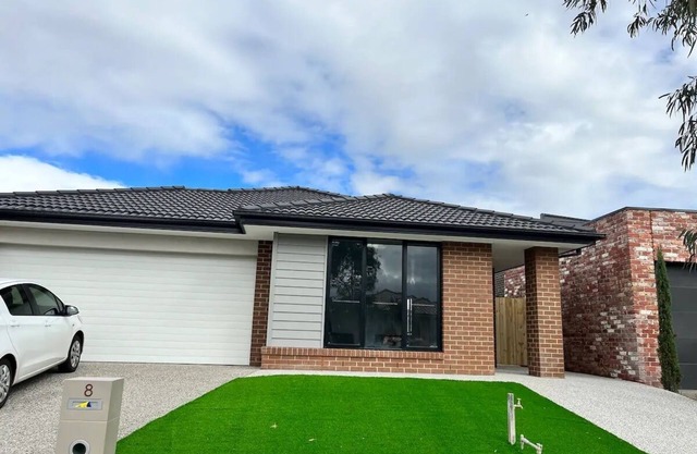 Spacious 4 bed family home in Melton (near Warrawong Estate)
