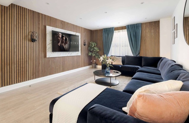 Spacious 4-Bed Home in the ♥️ of London | Private Garden + Air Con