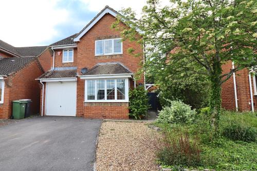 Spacious 4 Bed House in Winchester with Parking and Garden