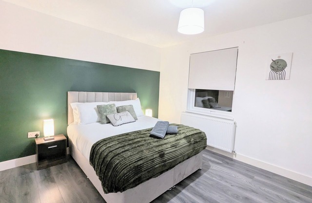 Spacious 4 Bed / Sleeps 8