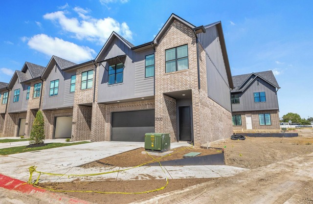 Spacious 4 Bed/4.5 Bath Townhome College Station - 2 miles from Kyle Field Lot E