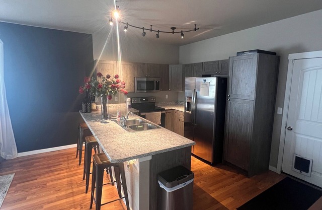 Spacious 4-bedroom townhome in charming Colorado Springs with AC, WiFi