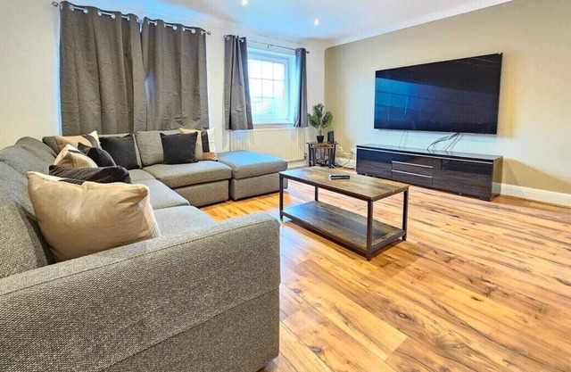 Spacious 4 Bedroom, Free Parking, Sleeps 7